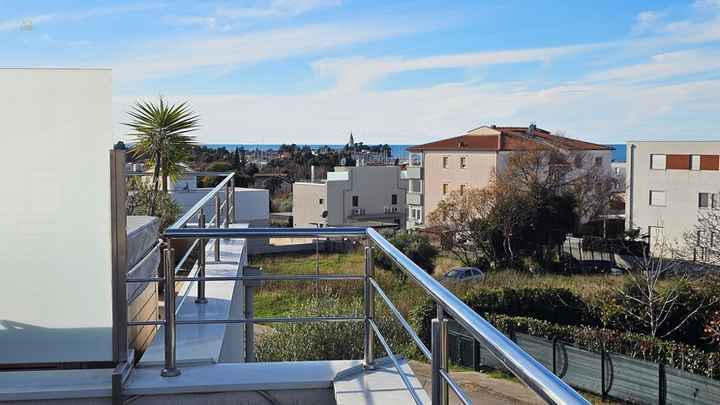 Modernes Appartement mit Dachterrasse und Meerblick