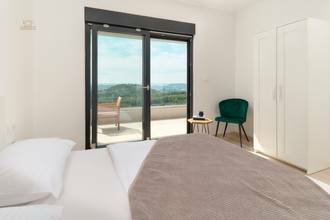 Thumbnail von Moderne Luxusvilla mit Stadt- und Meerblick