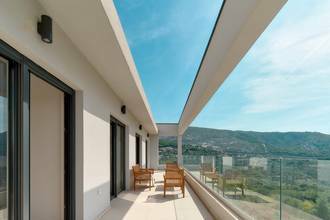 Thumbnail von Moderne Luxusvilla mit Stadt- und Meerblick