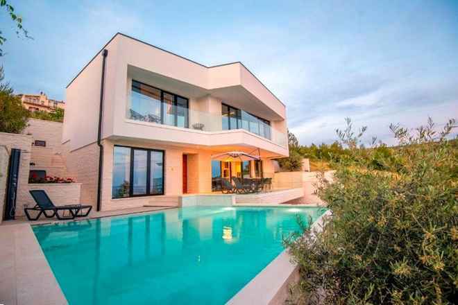 Moderne Villa mit Swimmingpool und Sportplatz