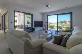 Thumbnail von Moderne Villa mit Pool und Meerblick