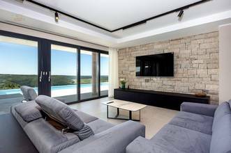 Thumbnail von Роскошная вилла с бассейном с бесконечным краем и видом на море в тихом месте