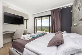 Thumbnail von Роскошная вилла с бассейном с бесконечным краем и видом на море в тихом месте