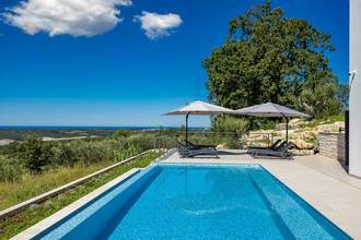 Thumbnail von Роскошная вилла с бассейном с бесконечным краем и видом на море в тихом месте