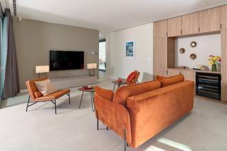 Thumbnail von Moderne Luxusvilla mit Panoramablick auf den Ortskern und die Bucht