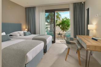 Thumbnail von Moderne Luxusvilla mit Panoramablick auf den Ortskern und die Bucht