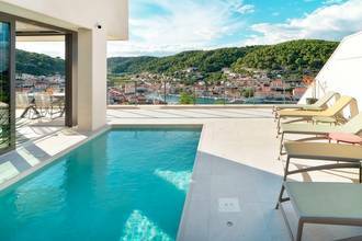 Thumbnail von Moderne Luxusvilla mit Panoramablick auf den Ortskern und die Bucht