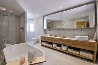 Thumbnail von Villa moderne avec une magnifique vue panoramique sur la mer et une piscine à débordement