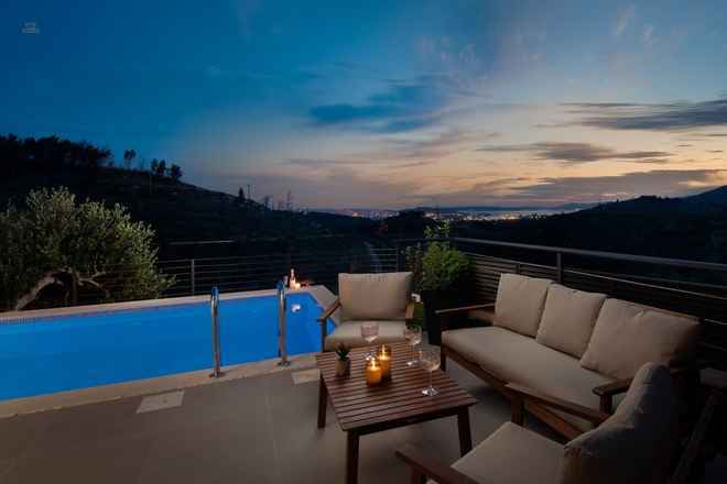 Moderne Villa mit Swimmingpool und Panoramablick auf Stadt und Meer