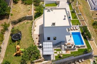 Thumbnail von Moderne Villa mit Swimmingpool und Panoramablick auf Stadt und Meer