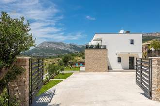 Thumbnail von Moderne Villa mit Swimmingpool und Panoramablick auf Stadt und Meer