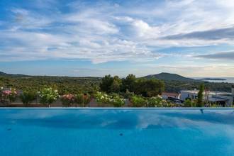 Thumbnail von Moderne Villa mit Infinity-Pool und Panorama-Meerblick