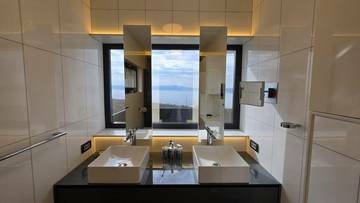 Thumbnail von Moderne Villa mit Swimmingpool und Meerblick