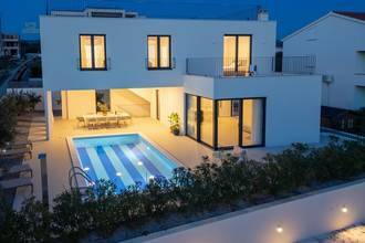 Thumbnail von Moderne Villa mit Swimmingpool, Dachterrasse und Meerblick
