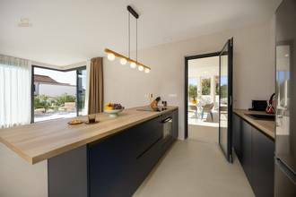 Thumbnail von Moderne Villa mit Swimmingpool, Dachterrasse und Meerblick