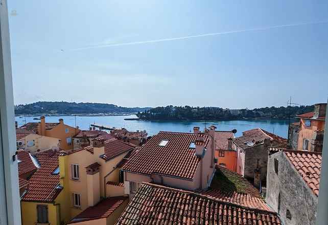 Charmante Dachgeschosswohnung mit Galerie und schönem Meerblick
