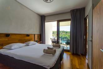 Thumbnail von Moderne Villa mit drei Wohneinheiten