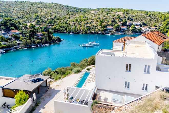 Moderne Villa mit drei Wohneinheiten