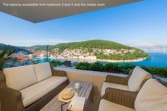 Thumbnail von Moderne Villa mit mediterranen Elementen und Panorama-Meerblick