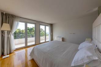 Thumbnail von Luxuriöse Villa mit Indoor-Pool in sehr gefragter Lage in der ersten Reihe