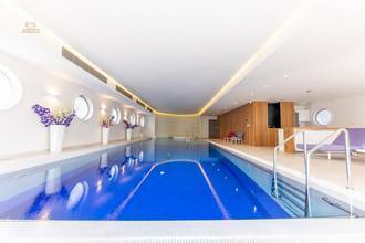 Thumbnail von Luxuriöse Villa mit Indoor-Pool in sehr gefragter Lage in der ersten Reihe