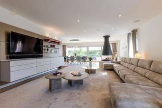 Thumbnail von Luxuriöse Villa mit Indoor-Pool in sehr gefragter Lage in der ersten Reihe