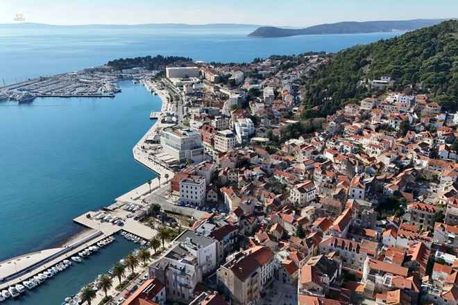 Wohnung und Dachgeschoss nahe dem Meer - zur Renovierung