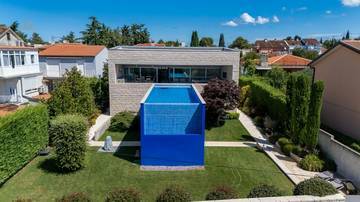 Thumbnail von Moderne Villa mit Infinity-Swimmingpool nahe dem Meer