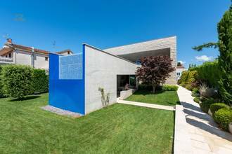 Thumbnail von Moderne Villa mit Infinity-Swimmingpool nahe dem Meer