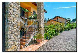 Thumbnail von Immogold Lago Maggiore, attraktive Maisonette in moderner Wohnanlage mit beeindruckendem Seeblick und exklusivem Gemeinschaftspool – ideal für alle, die Komfort, Ruhe und Lebensqualität schätzen.