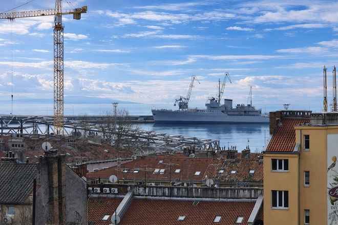 Modern eingerichtete Wohnung mit Meerblick im Stadtzentrum