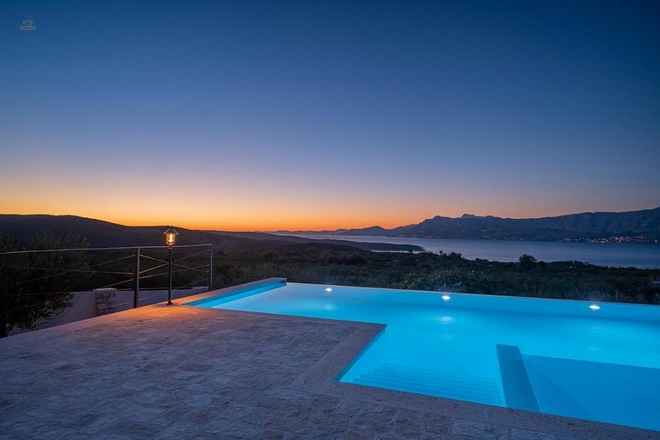 Mediterranes Anwesen mit Steinhaus, Swimmingpool und großem Grundstück