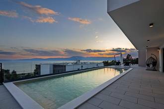 Thumbnail von Moderne Luxusvilla mit Swimmingpool und Panorama-Meerblick
