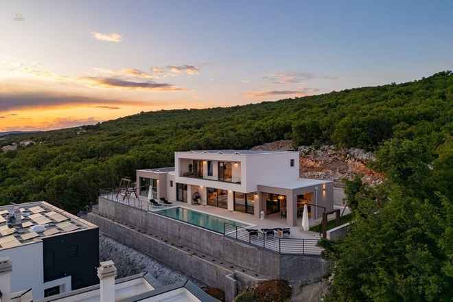 Moderne Luxusvilla mit Swimmingpool und Panorama-Meerblick
