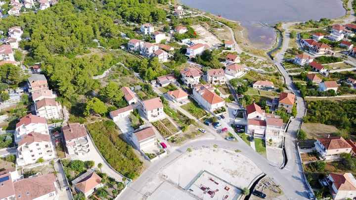 Region Sibenik, Zablace: Geräumiges Baugrundstück in Nähe von Meer und Marina