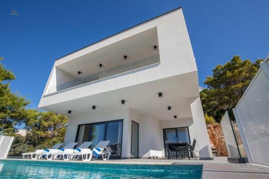 Moderne Villa mit Pool und Blick auf das Meer