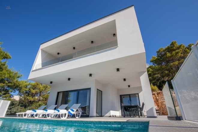 Moderne Villa mit Pool und Blick auf das Meer