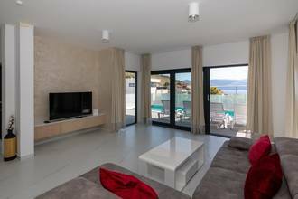 Thumbnail von Moderne Villa mit Pool und Blick auf das Meer