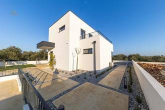 Thumbnail von Moderne Neubau-Villa mit Swimmingpool