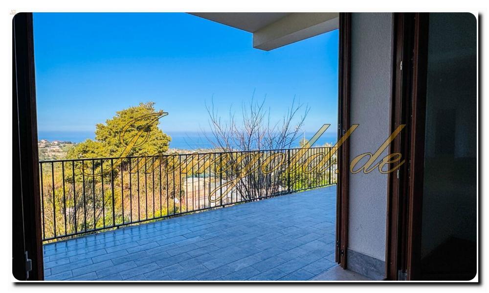 Schicke, neuartige, aparte Doppelhaushälfte mit Panoramameerblick Terrasse und die Option des einen Pool einzubringen