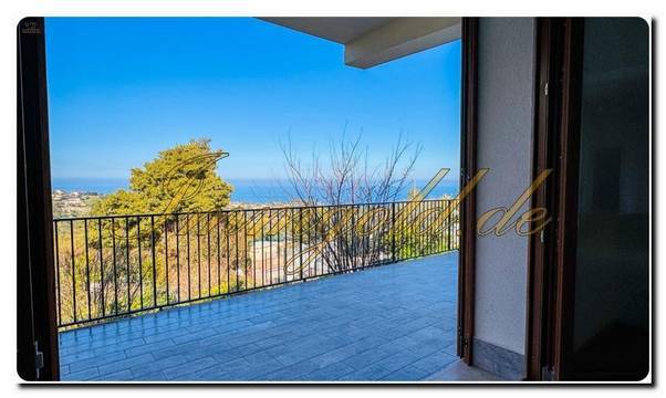 Schicke, neuartige, aparte Doppelhaushälfte mit Panoramameerblick Terrasse und die Option des einen Pool einzubringen