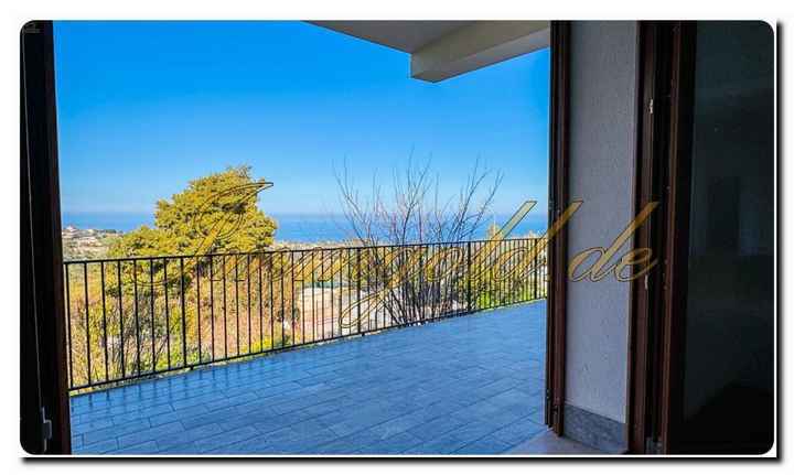 Schicke, neuartige, aparte Doppelhaushälfte mit Panoramameerblick Terrasse und die Option des einen Pool einzubringen