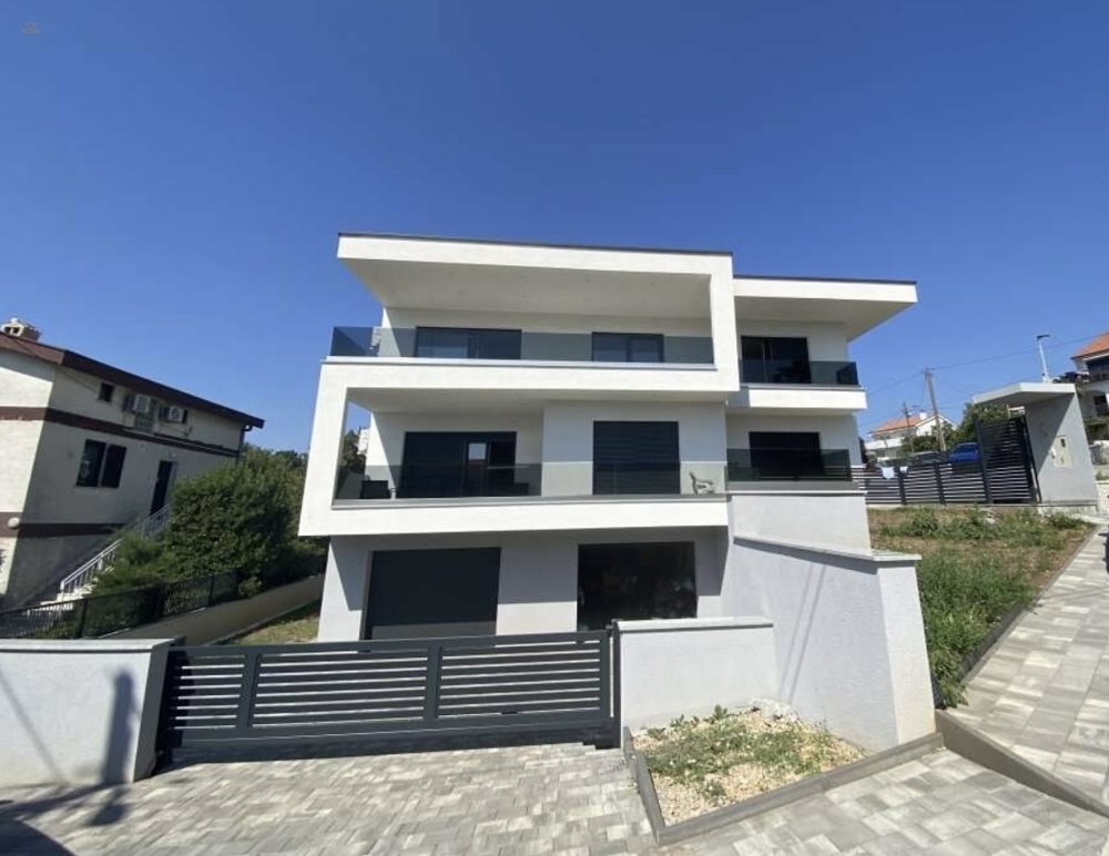 Crikvenica, Kvarner: Moderne Neubau-Villa mit 2 Wohneinheiten