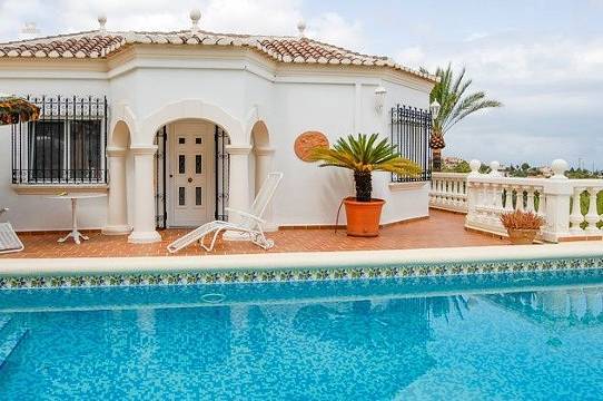 ***Luxusvilla mit traumhaftem Meerblick***