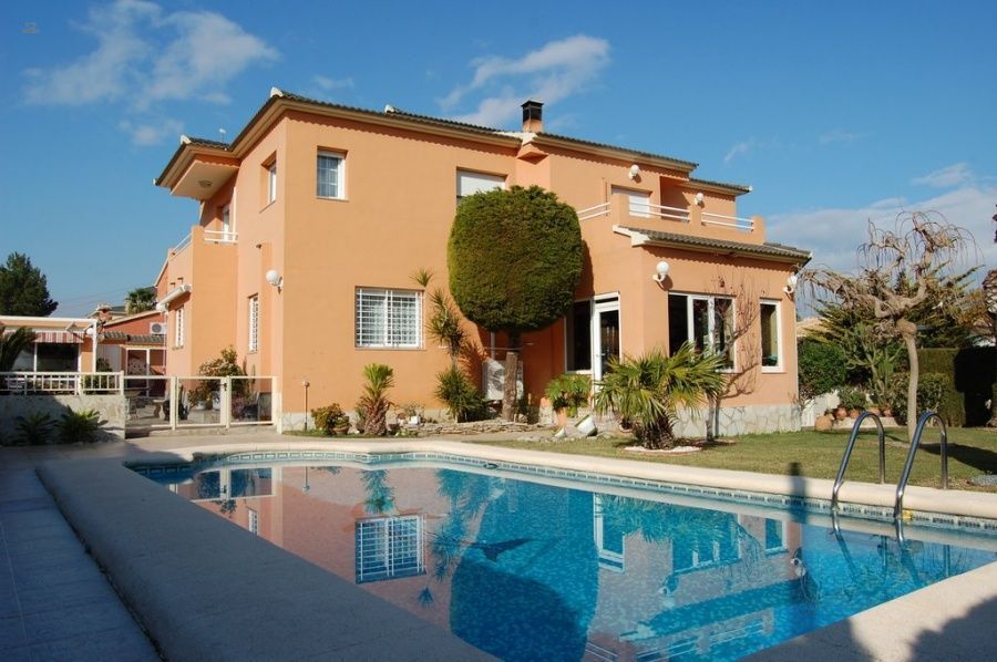 ***Großzügige Familienvilla mit Pool in Pedrera***