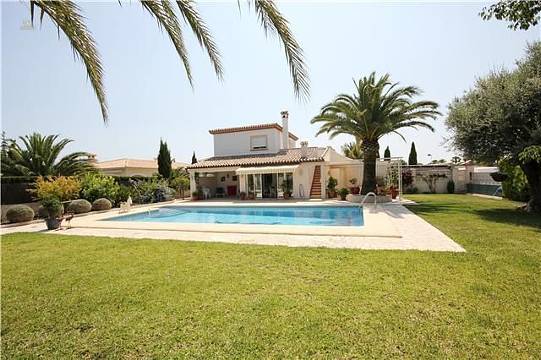 ***Luxuriöses Villenanwesen mit großem Grundstück nur 1 km vom Meer entfernt***