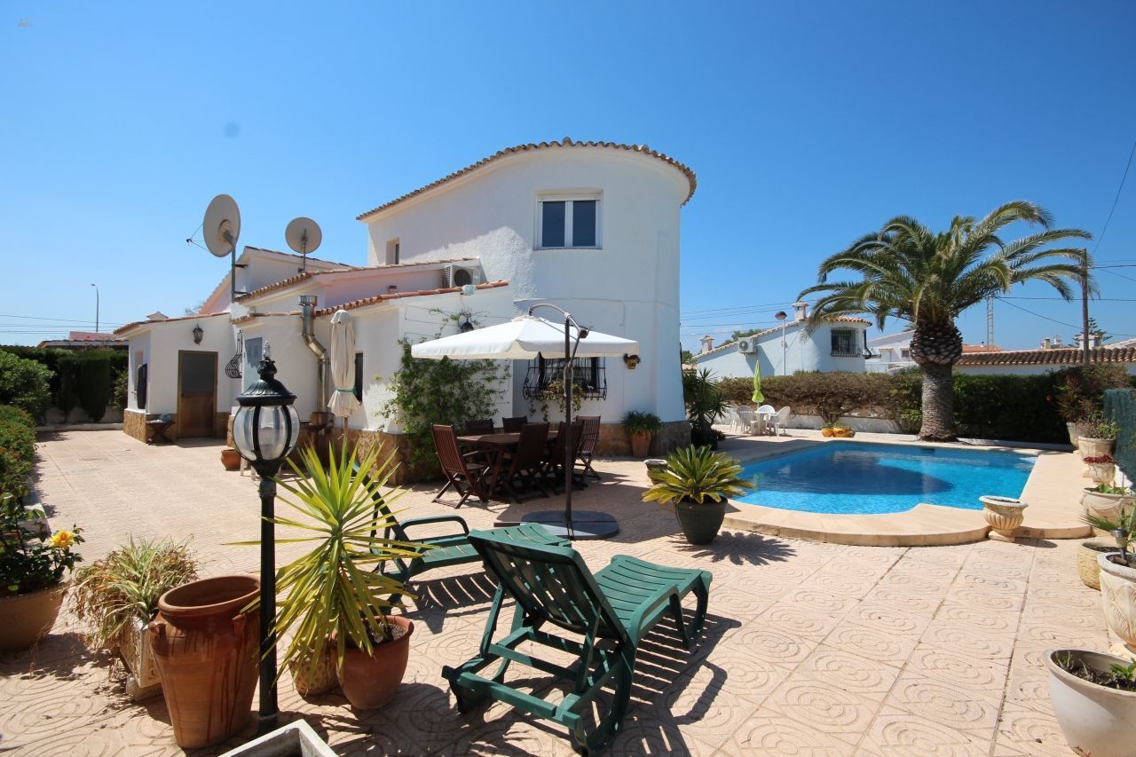 ***Villa mit zwei Stufen zum Meer, perfekt gepflegt mit privatem Pool***