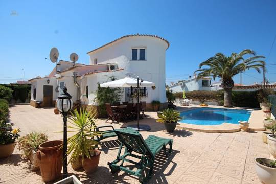 ***Villa mit zwei Stufen zum Meer, perfekt gepflegt mit privatem Pool***