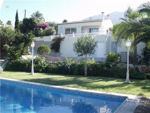 ***Anspruchsvolle und stadtnahe Villa am Montgo mit Fernsicht auf Burg und Hafen***