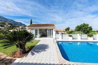 Thumbnail von ***Hochwertige Villa mit Pool, großzügigen Räumen und alles auf einer Ebene***